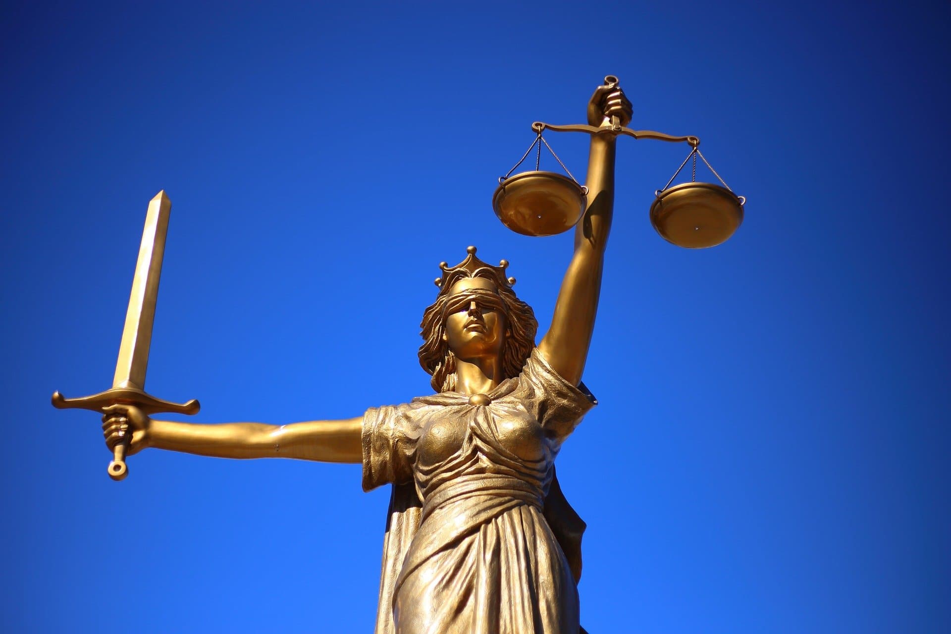 Estátua da Justiça contra o céu